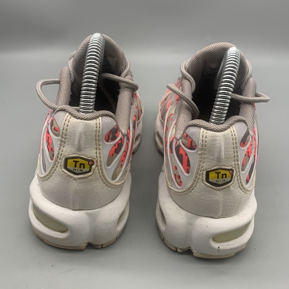 Nike Air Max Plus TN Women’s Gunsmoke Gray Digi Pink Camo Size 6.5 - Picture 4 of 7
